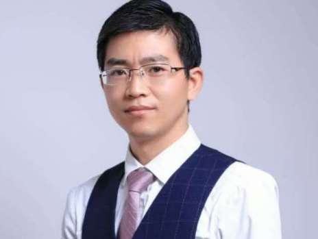 東方整形醫(yī)院何杰醫(yī)生怎么樣？是一位博士，在整形界內(nèi)有較高的聲譽