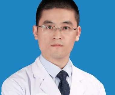 鄭州醫(yī)美隆胸醫(yī)生排名！劉清亮醫(yī)生在河南省人民醫(yī)院整形美容科，致力于胸部整形的技術(shù)研究