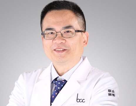 廣州隆鼻醫(yī)生歐陽(yáng)春怎么樣？在隆鼻方面的研究頗深，能夠?qū)⑶把氐募夹g(shù)靈活運(yùn)用到實(shí)際手術(shù)當(dāng)中