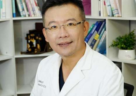 北京袁強(qiáng)博士拉皮怎么樣？拉皮方面有比較強(qiáng)的實(shí)力，掌握了嫻熟的技巧