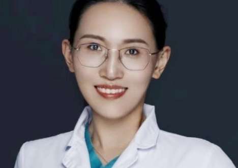 蔣萱面診雙眼皮醫(yī)生怎么樣？是國(guó)內(nèi)整形專家，并且還擔(dān)任著多個(gè)社會(huì)職位