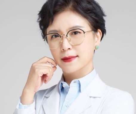 杭州雙眼皮醫(yī)生張菊芳怎么樣？是一名主任醫(yī)師，也是碩士研究生的導(dǎo)師