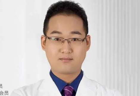 整形醫(yī)生李艷東怎么樣？在為求美者進(jìn)行相關(guān)整形的時候會和求美者進(jìn)行交談