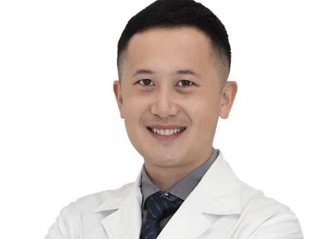 牙齒矯正李松澤醫(yī)生怎么樣？實(shí)力比較強(qiáng)勁，在牙齒矯正等方面的技術(shù)比較精湛