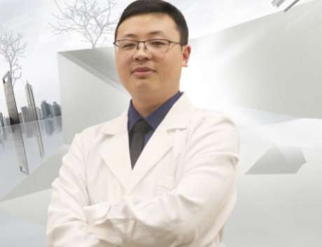 鄒功偉做雙眼皮怎么樣？擔(dān)任著上海玫瑰美容醫(yī)院的主任醫(yī)生，有多年的臨床經(jīng)驗