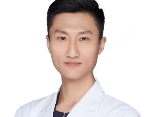 馮楠口腔醫(yī)生的信息！在口腔領(lǐng)域中掌握著扎實(shí)的理論基礎(chǔ)，畢業(yè)于佳木斯大學(xué)口腔醫(yī)學(xué)院