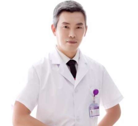 李英春脂肪隆胸怎么樣？是燒傷整形科的主任醫(yī)師，也是一名副教授