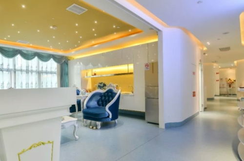 武漢伽美醫(yī)療美容整形醫(yī)院膠原蛋白填充淚溝怎么樣?全玉竹醫(yī)生資料