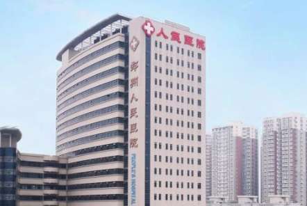 鄭州種牙哪家醫(yī)院好？鄭州人民醫(yī)院口腔科有醫(yī)護(hù)人員30多人，高級職稱人數(shù)16人