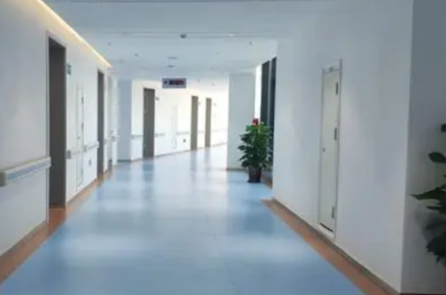 歲月的流失大多數(shù)女性朋友會呈現(xiàn)出皮膚失去光澤彈性下垂以及暗沉的現(xiàn)象，這時候還會有各種各樣的面部部位凹陷等多種問題，有些求美者選擇了美膚的方式