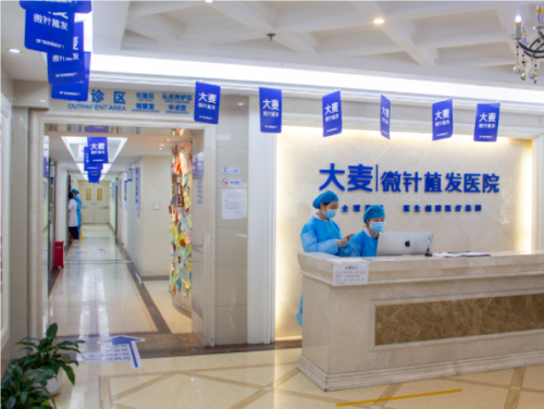 大麥微針植發(fā)跟雍禾植發(fā)哪個(gè)好點(diǎn)?兩大品牌機(jī)構(gòu)實(shí)力對比