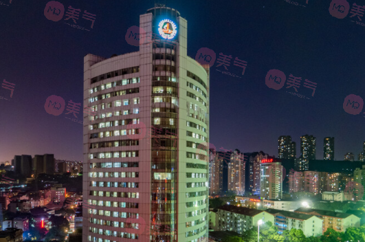 重慶隆胸整形哪家醫(yī)院好？西南、華美正規(guī)機(jī)構(gòu)實(shí)力閉眼選~